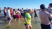Quand la foule sauve une voiture bloquée sur une plage à marée haute