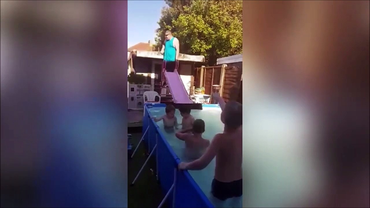 Papa en trottinette sur le toboggan de la piscine... on la sent pas du tout celle-là