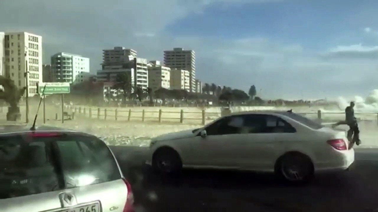 Une énorme vague ravage tout sur son passage à Cape Town !