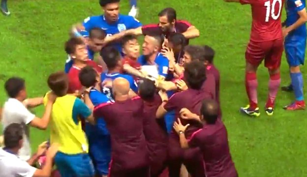 Un joueur de foot pète un câble