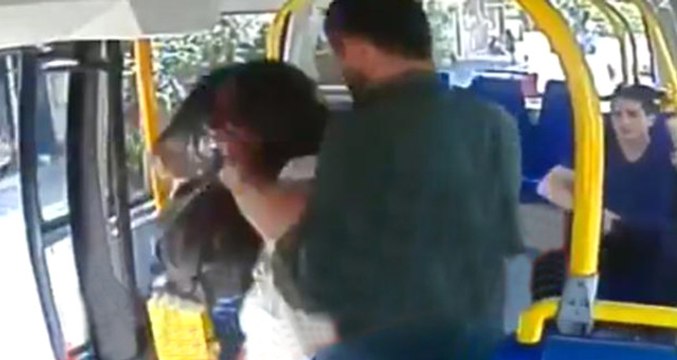 Şort Giydiği İçin Genç Kızı Minibüste Darp Eden Saldırgan Kamerada