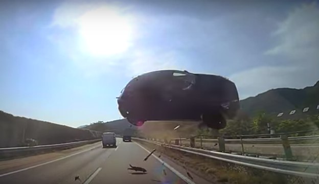 Un coche vuela y choca contra un autobús