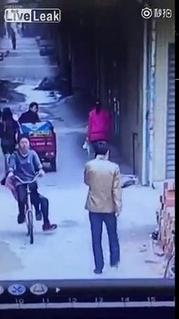 LiveLeak - Man robs miniskirt off girl's butt in broad daylight