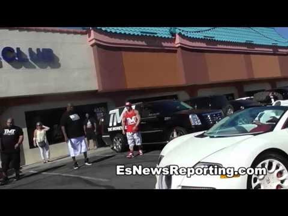 Floyd Mayweather Pulls Up In His Bugatti