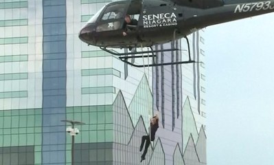 Wow, Wanita Cantik Ini Menari di Atas Air Terjun