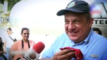 Le président du Costa Rica gobe une abeille par inadvertance !
