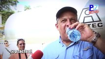 Le président du Costa Rica gobe une guêpe pendant une interview