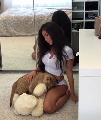 Un lionceau arrose d'urine un mannequin