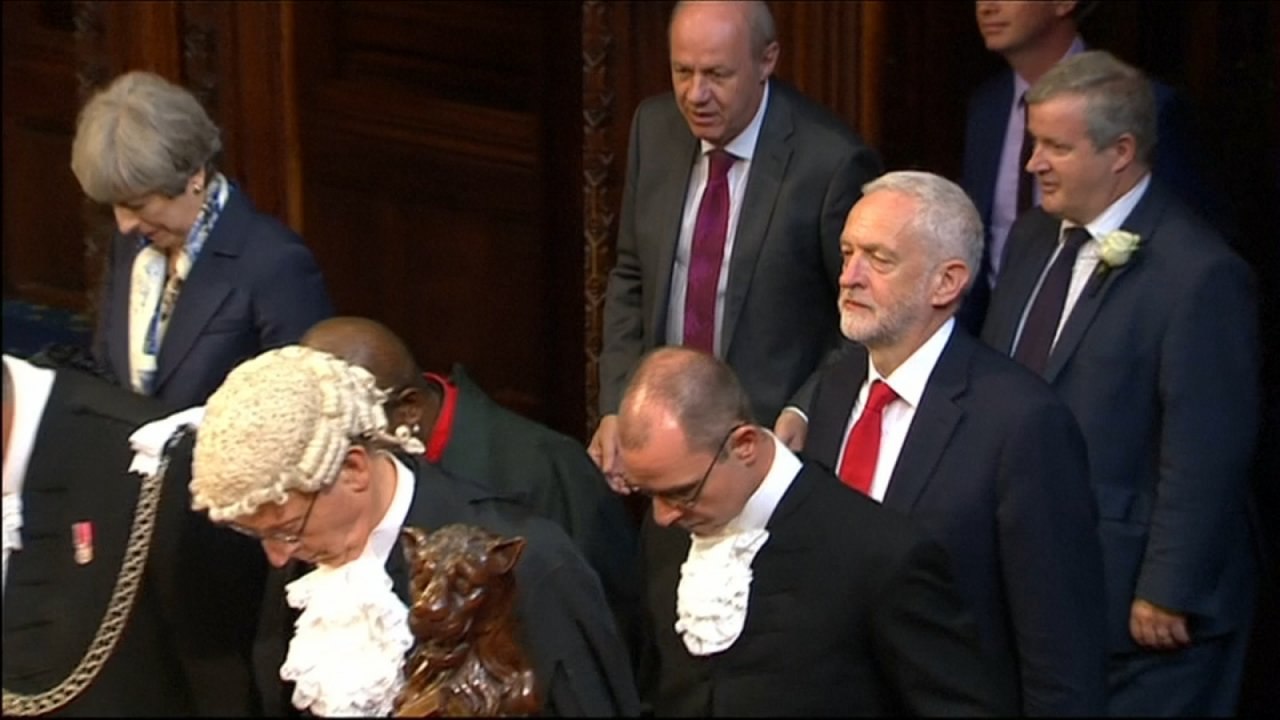 Jeremy Corbyn does not bow during Queen's Speech