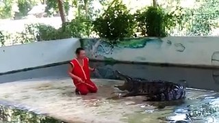 Il met sa tête dans la gueule d’un crocodile