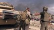 Une fille sauvée par un humanitaire américain esquivant les tires des snipers du Daech