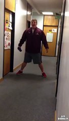 Une jeune femme tente de plaquer un joueur de rugby