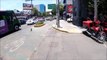 Un cycliste essaye de rattraper un chien qui court au milieu de la route à Mexico