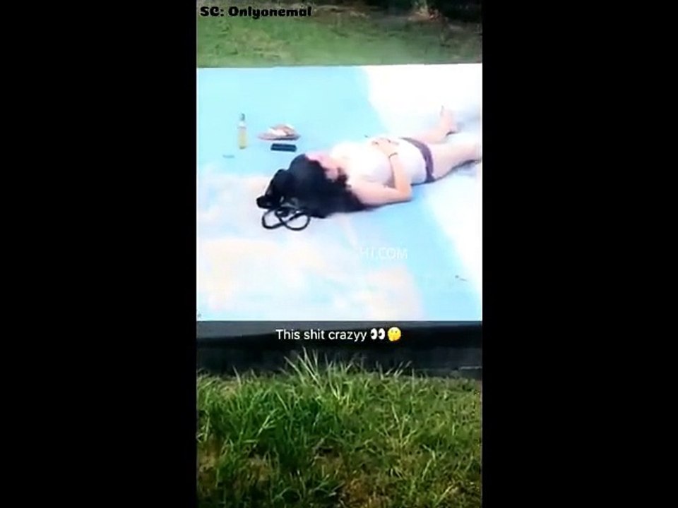 Deux jeunes découvrent une femme ivre et nue dans leur jardin