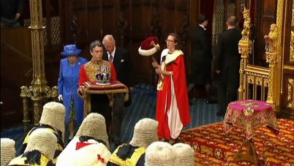 Royaume-Uni : la reine présente au Parlement la feuille du route du gouvernement
