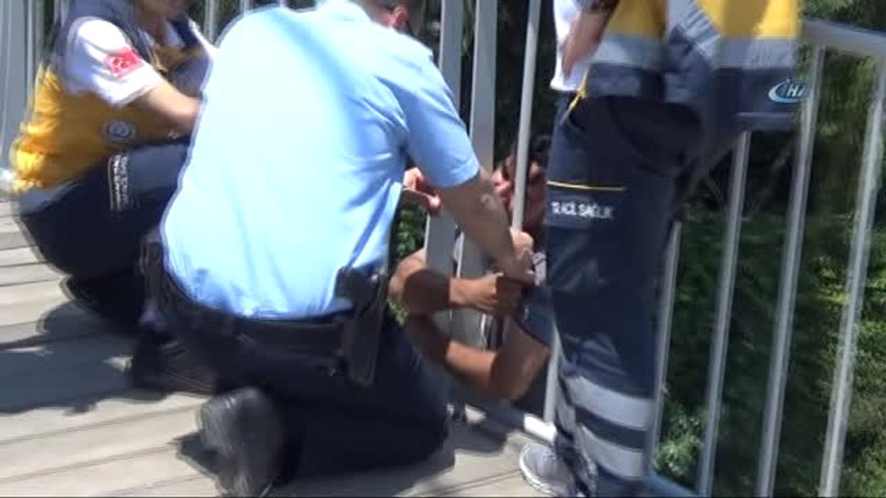 Polis İntihar Etmek İsteyen Genci Köprünün Demirlerine Kelepçeledi