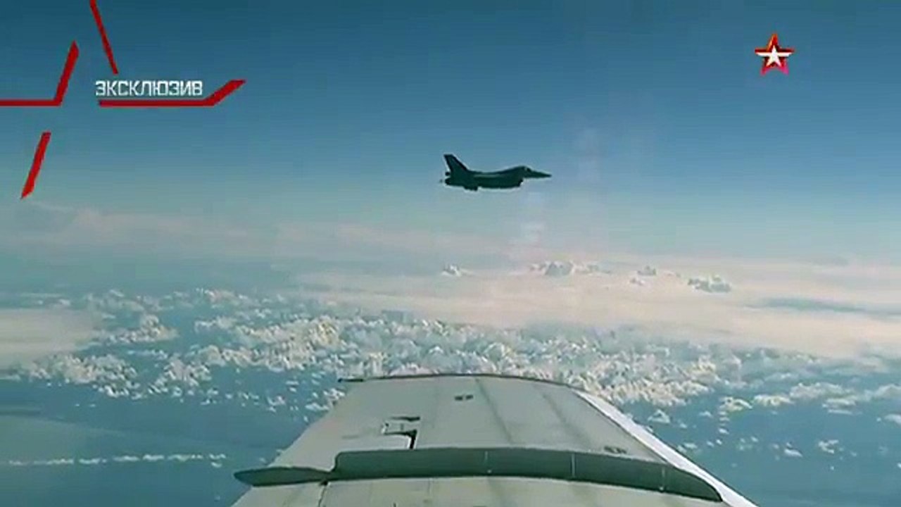 NATO uçağı Rus bakanın uçağını taciz etti