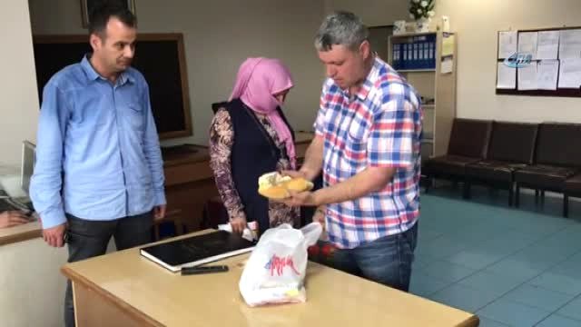 Dilencilikten Topladığı Paraları Ekmeğin İçine Saklamış