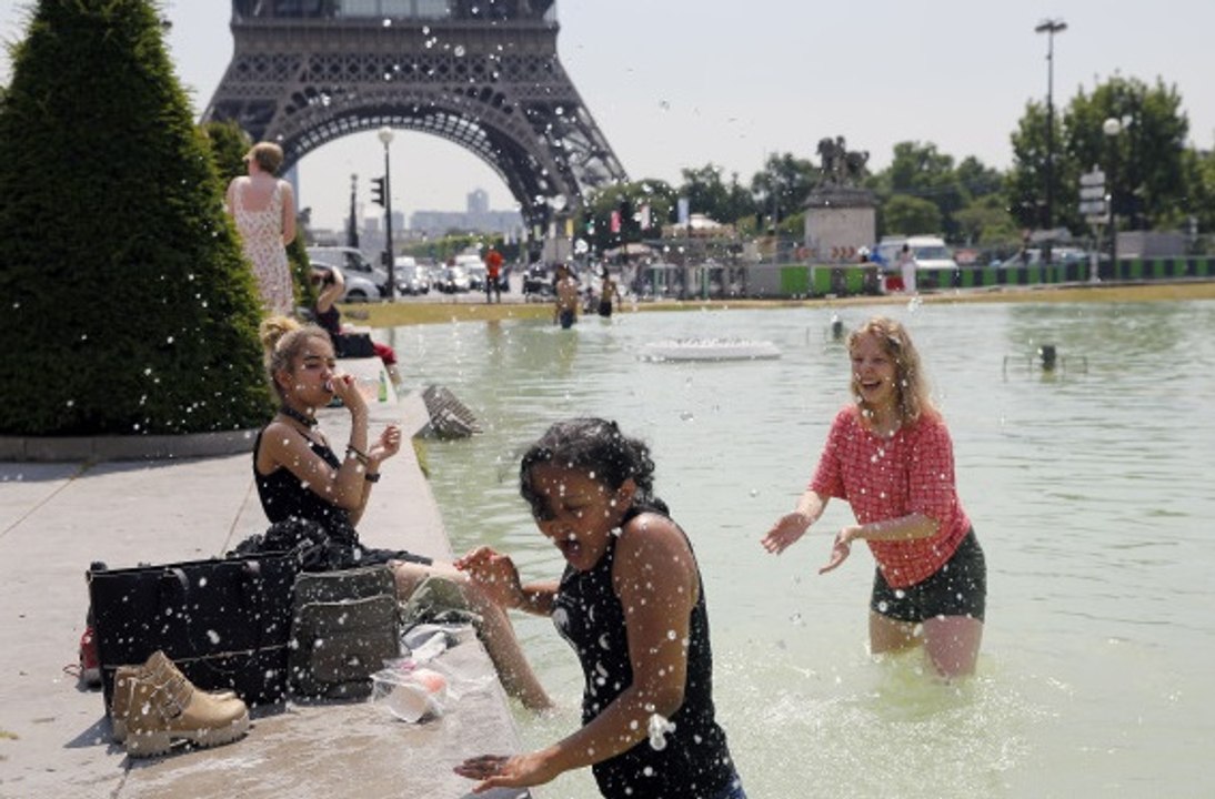 فرنسا : نافورة ”برج إيفل” تتحول إلى مسبح