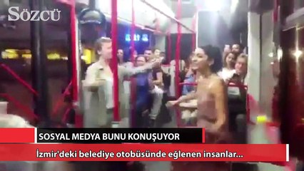 İzmir'deki belediye otobüsünde eğlenen insanlar