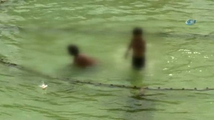 Süs Havuzuna Girip, Uçucu Madde Kullanan Çocuklar Kamerada