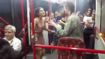 Otobüste iki neşeli kızdan oyun havaları