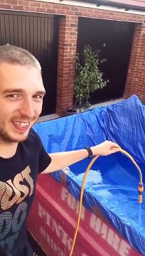 Comment se faire une piscine en 5min avec une benne à ordures !