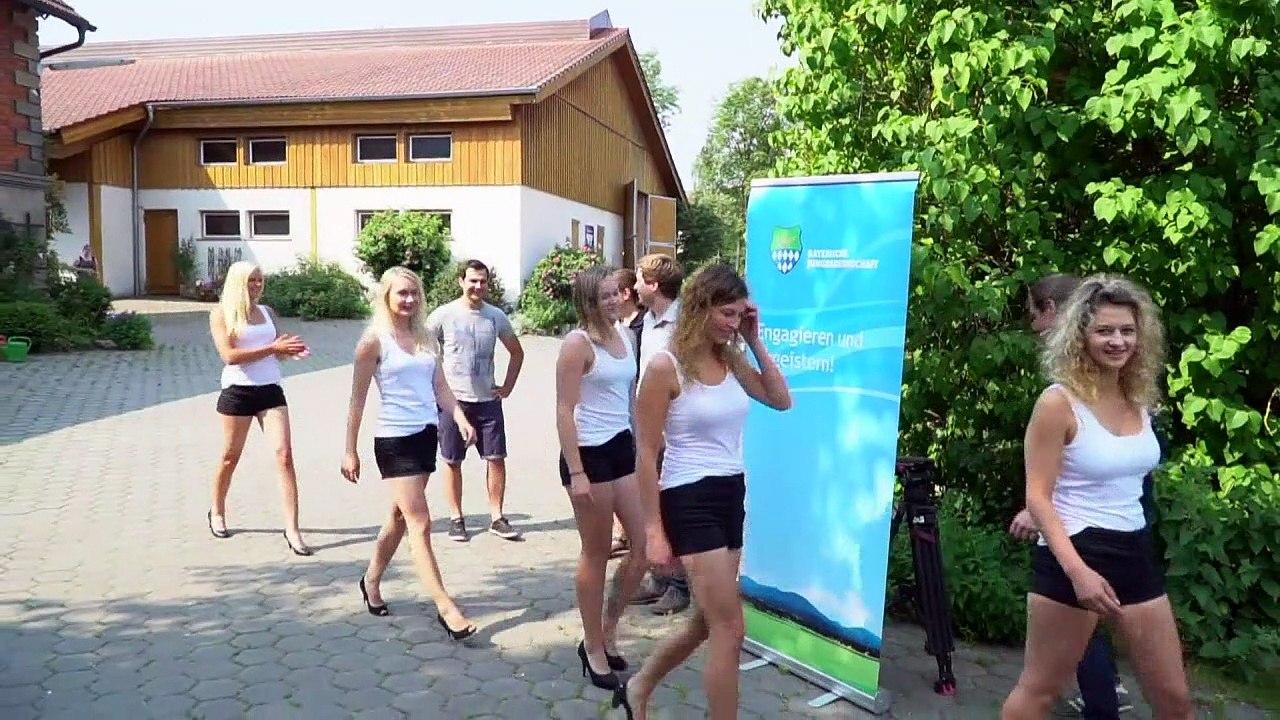 Sexy im Stall: Jungbäuerinnen posieren für Kalenderfotos