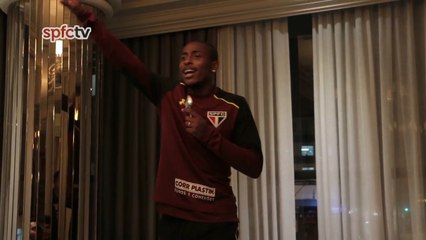 Tải video: Novatos, Denilson e Brenner se apresentam ao elenco do São Paulo em concentração