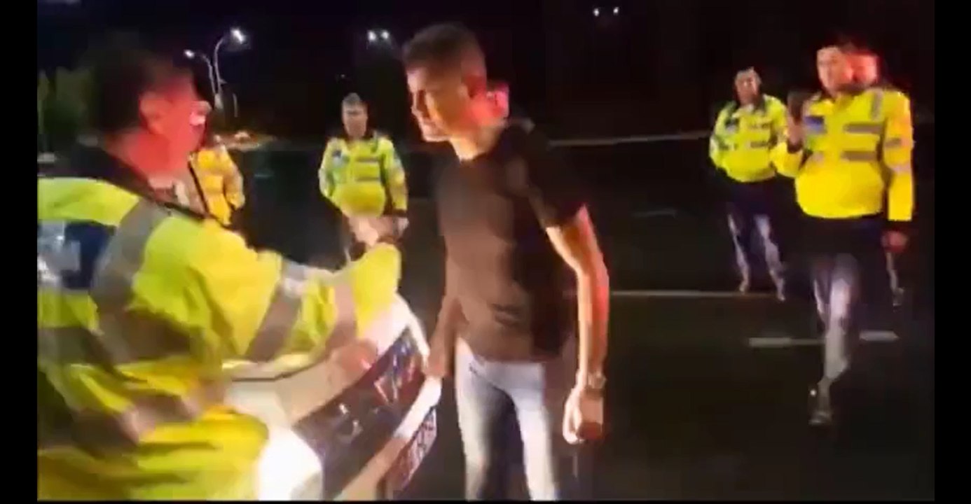 Un policier se prend un coup de genou par un automobiliste lors d'un contrôle.