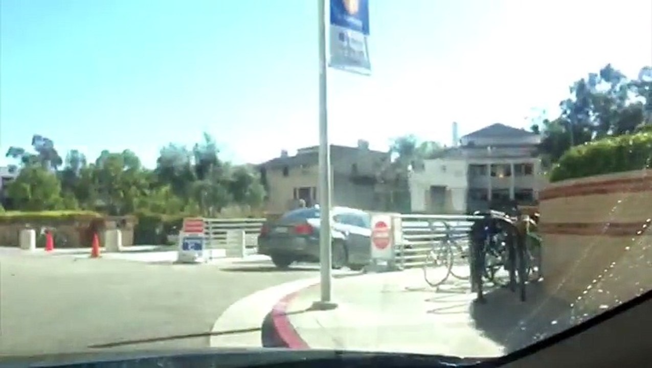 Solange Arrives To LA Hospital Amid Rumors Beyoncé Gave Birth