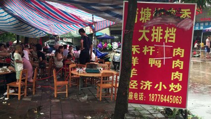 Los consumidores de carne de perro defienden su fiesta en China