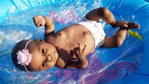 Seul bébé poupée faux dans nouveau née piscine caca dunettes renaître la natation Explo