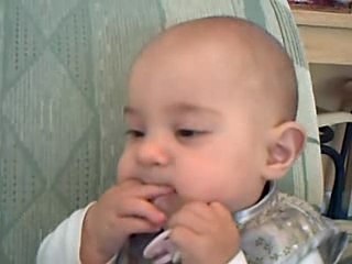 lana et l'art de retirer et mettre sa tetine