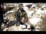 ¡Fuertes imágenes! Soldado israelí azota contra las piedras a niño palestino