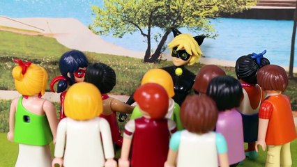  SUPERHEROES  Catnoir rescata a Ladybug y se besan | Superheroes Juguetes en Español