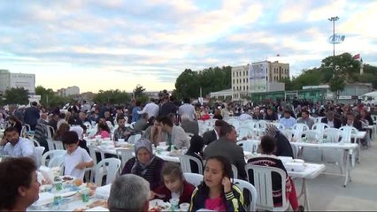 Chp,mhp ve AK Parti Belediye'nin Meydan İftarında Bir Araya Geldi