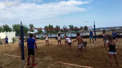 Survivor'da elenen yarışmacılar voleybol oynayarak stres attı