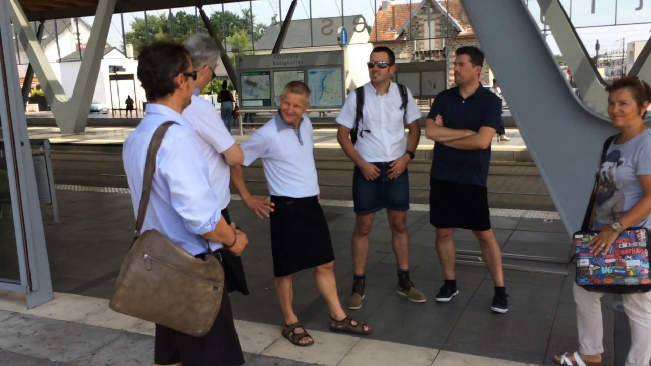 Ces conducteurs de bus viennent travailler en jupe car le short est interdit...
