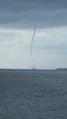 Ils filment une tornade en pleine mer en floride... Impressionnant