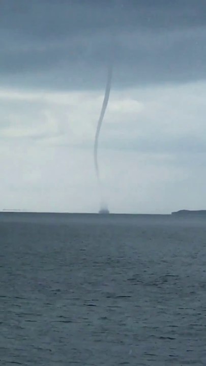 Ils filment une tornade en pleine mer en floride... Impressionnant