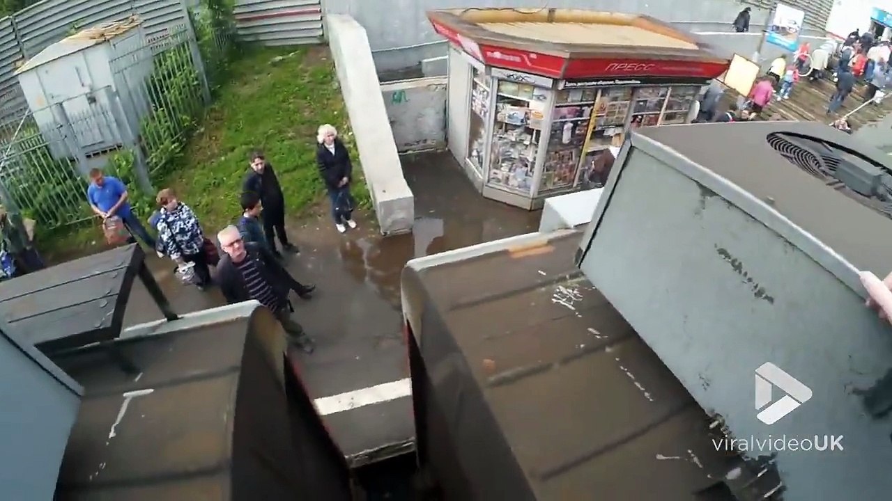 Ce "Train surfer" se fait electrocuter en grimpant sur le toit d'un wagon