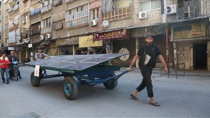 De l'énergie solaire "mobile" dans une ville assiégée de Syrie