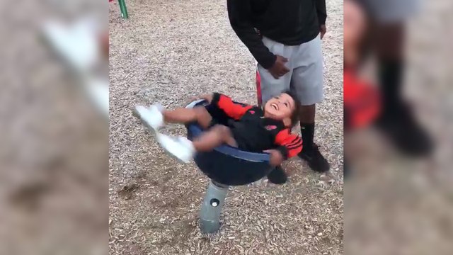 Un petit garçon n'arrive pas à retrouver son équilibre après avoir fait de la toupie