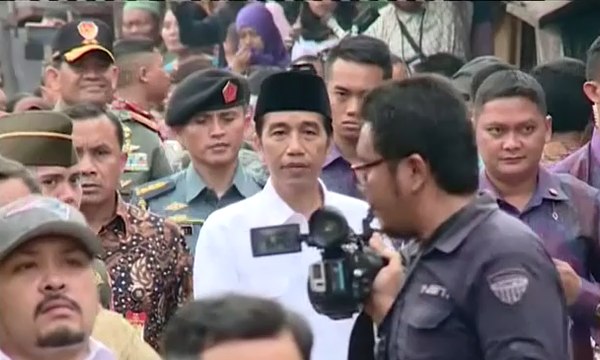 Presiden Jokowi Bagi Ribuan Paket Sembako ke Warga Jakarta