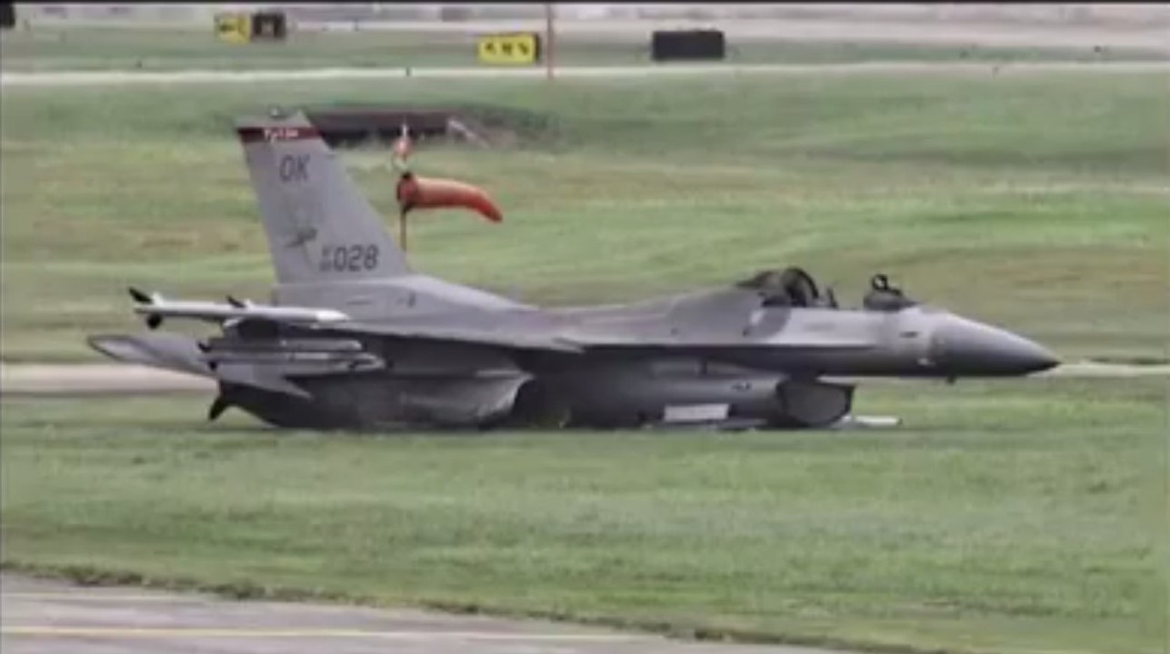 Pilot ejects after fiery F-16 crash at Ellington Airport