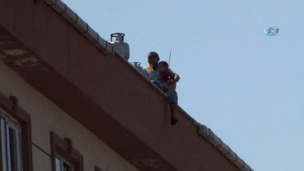 Sinir Krizi Geçiren Baba, Eşini ve Çocuğunu Çatıdan Atmaya Kalkıştı