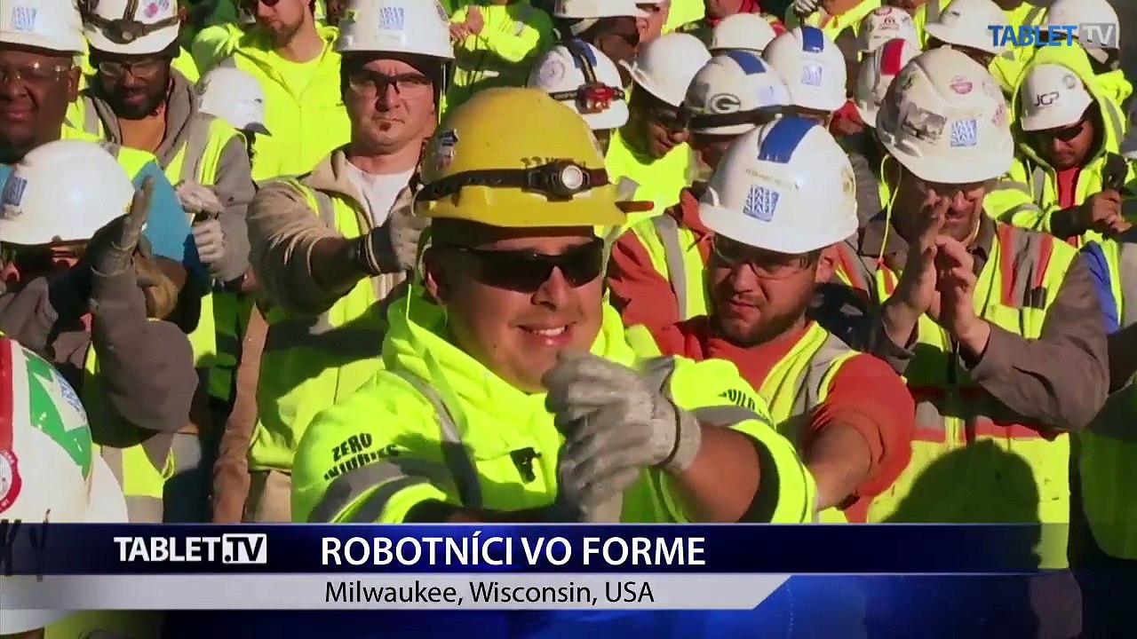 Robotníci si pred prácou na stavbe ochotne najskôr zacvičia