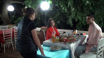 Sinirlendi. masayı terk etti