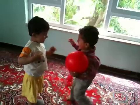 ÇILGIN BEBEK KAVGASI İNANILMAZZZZ - SEVİMLİ BEBEKLER KAVGA EDİYOR GÜLMEK GARANTİ